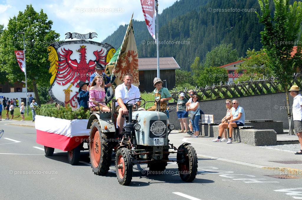 FESTTRAKTOR-news-2022-Juli24-Bezirksschuetzenfest-Elbigenalp-D51-DSC_1146 | Info aus dem Bezirk Reutte/Ausserfern Tirol sowie eine umfangreiche Bilddatenbank über die gesamte Region: Lechtal, Talkessel Reutte, Tannheimertal, Zwischentoren. Lech, Plansee, Zugspitze, Grenztunnel, B179, Fernpassstraße, Verkehr, Lawinen, Tradition, - Realisiert mit Pictrs.com