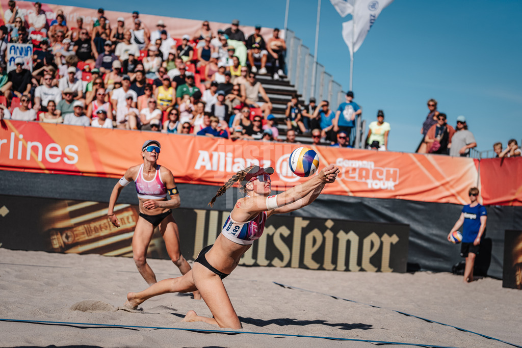 Beachvolleyball | Frauen | Allianz German Beach Tour 2024 | Tourstop Kühlungsborn | 11.08.2024 | Lea Kunst spielt den Ball