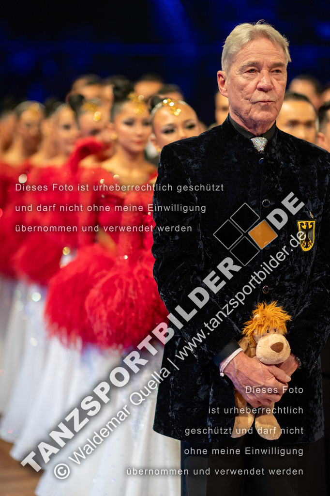 20251206-02218 | Hier finden Sie Tanz Bilder vom Latein und Standard Formationen tanzen. Sportbilder vom Tanzsport. Schöne Fotos und von Weltmeisterschaft, Europameisterschaft, Bundesliga, Regionalliga, Oberliga und Landesliga sowie von GOC Stuttgart, DanceComp, WM Bremen