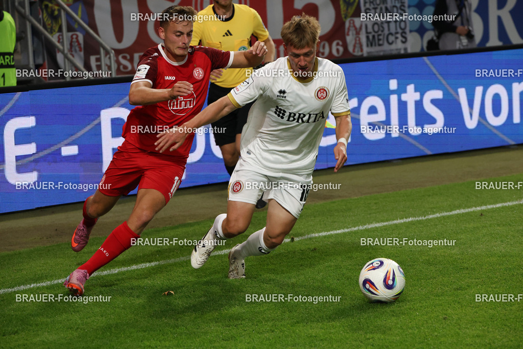 SV Wehen Wiesbaden - Rot-Weiss Essen | Wiesbaden, Deutschland, 22.08.2025Marvin Obuz  (Rot-Weiss Essen) im Kampf um den Ball mit Fabian Greilinger (SV Wehen Wiesbaden)während des drittliga Spiels zwischen SV Wehen Wiesbaden und Rot-Weiss Essen am 22.08.2025 in der BRITA-Arena in Wiesbaden. (Foto von Timo Bluhmki-Schmidt/Brauer Fotoagentur