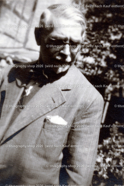 Richard Zscheked, Kunstmaler, Schwerin | Richard Zscheked, Kunstmaler, um 1949 in seinem Hausgarten in Schwerin - Realisiert mit Pictrs.com