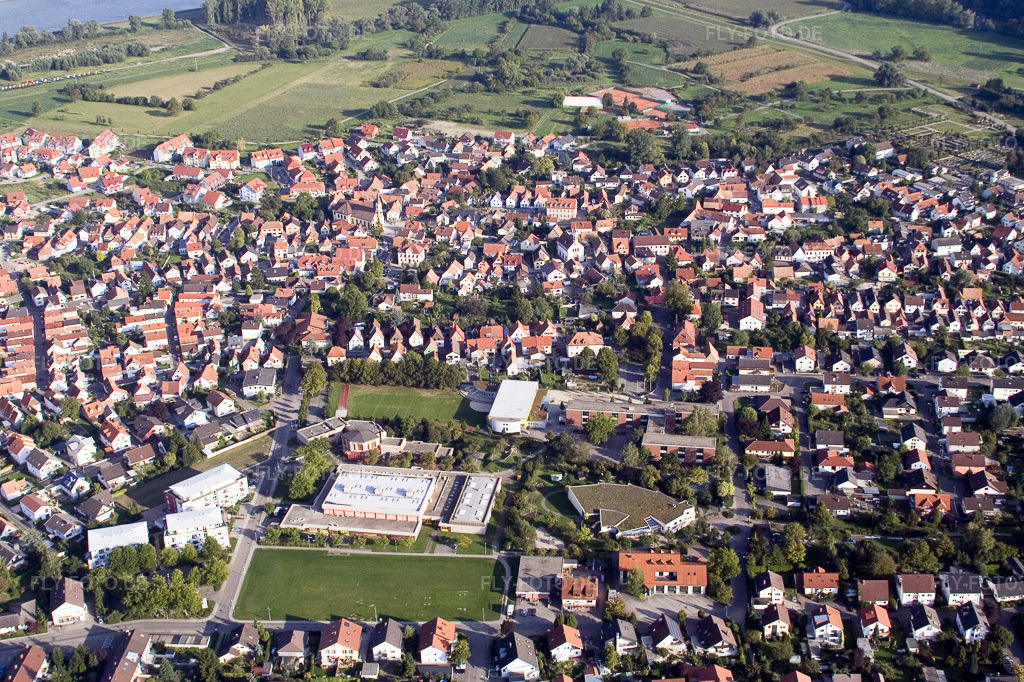 Luftbild: Rheinhalle, Bürgerhaus und KITA Villa Regenbogen im Ortsteil Maximiliansau in Wörth im Bundesland Rheinland-Pfalz in Deutschland. Foto: IMG_7852.jpg vom 12.09.2007 durch Werner Riehm/FLY-FOTO.de