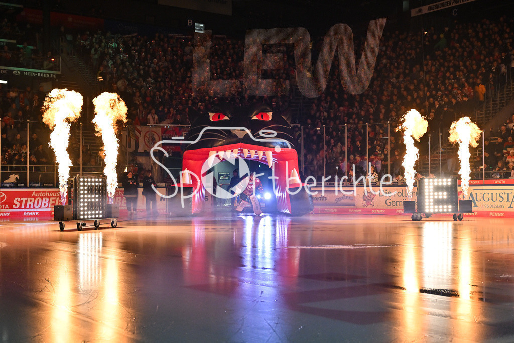 Augsburger Panther - Nürnberg Ice Tigers | AUGSBURG, GERMANY - 23. DECEMBER: im Bild der Einlauf von Michael GARTEIG (Augsburger Panther 34 vor dem Match zwischen den Augsburger Panthern und den Nürnberg Ice Tigers am 31. Spieltag der Penny DEL im Curt Frenzel Stadion
