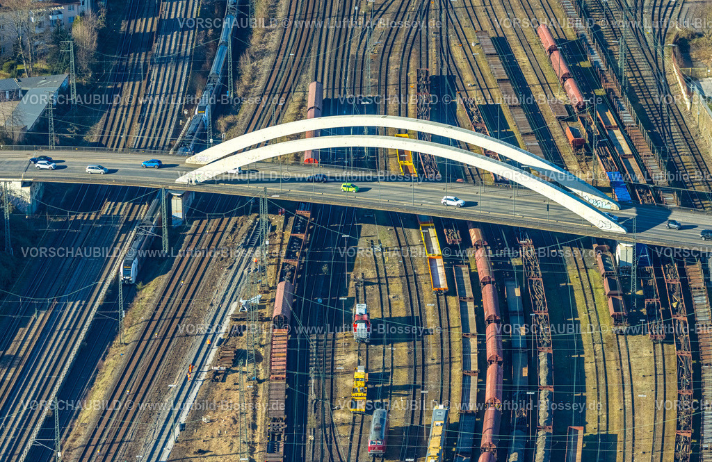 Hagen250303138 | Luftbild, Brücke Fuhrparkstraße über die Bahngleise am Hauptbahnhof, Güterzüge,  Altenhagen, Hagen, Ruhrgebiet, Nordrhein-Westfalen, Deutschland