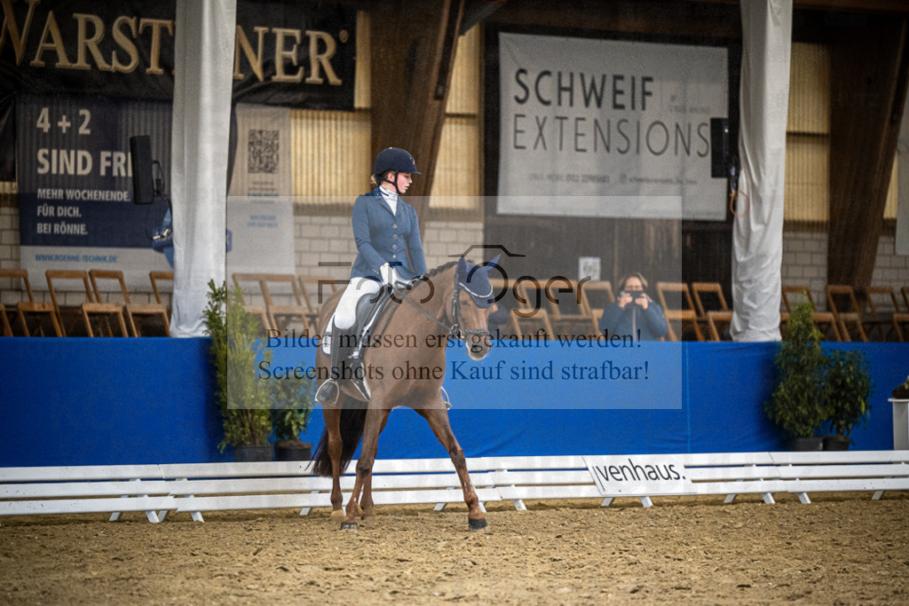 DOS_2121 | Entdecke hochwertige Reitturnierfotos von Foto Oger. Professionell, emotional und authentisch – jetzt Lieblingsmomente im Shop bestellen.Deutschlandweite Turnierfotografie. - Realisiert mit Pictrs.com