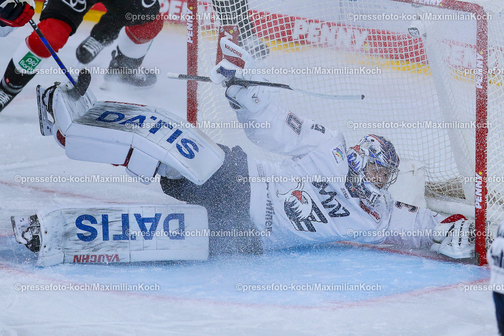KoeDEL08032401039 | 08.03.2024, Köln, Eishockey, Penny DEL, 52. Spieltag, Lanxess-Arena, Kölner Haie - Adler Mannheim: Torhüter Arno Tiefensee (Adler Mannheim) verteidigt das Tor