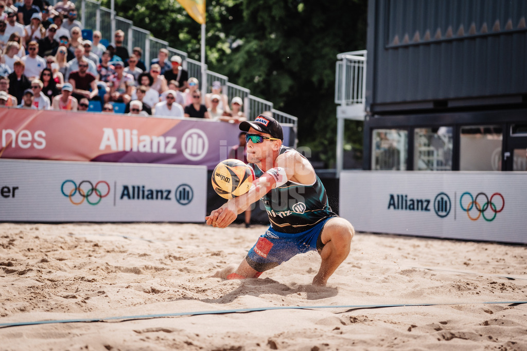 Beachvolleyball | Männer | Allianz German Beach Tour 2025 | Tourstop Hamburg | 31.05.2025 | Bennet Poniewaz nimmt den Ball an