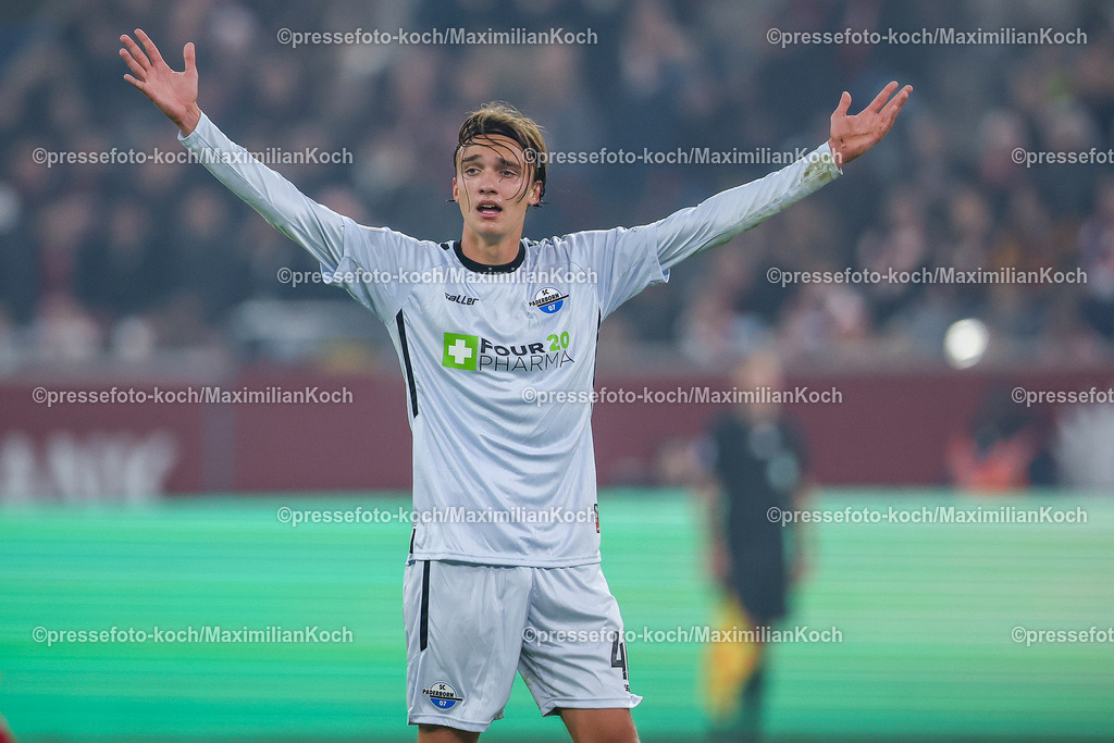Due09112401037 | 09.11.2024, Fußball, Fortuna Düsseldorf - SC Paderborn 07, 2. Bundesliga, Merkur Spiel-Arena, Saison 2024 2025: Luis Engelns (Paderborn #46) steht gestikulierend auf dem SpielfeldDFB regulations prohibit any use of photographs as image sequences and or quasi-video.