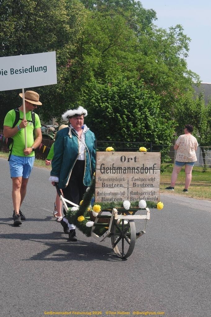 Geißmannsdorf-2026-Festumzug-069 | Festumzug in Geißmannsdorf bei Bischofswerda im Juni 2026. Fotografische Eindrücke und Momentaufnahmen vom Festumzug anläßlich des 800-jährigen Bestehens von Geißmannsdorf - mit Teilnehmern und Gästen, Strohpuppen und geschmückten Vorgärten und Grundstücken - Realisiert mit Pictrs.com