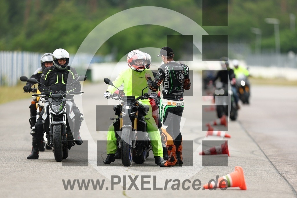 0072-20250615_00731 | Schöne Erinnerungen an spannende Momente - das festzuhalten ist unser Job. PIXELrace.de ist seit 2003 auf den Rennstrecken Europas unterwegs um die Action draußen beim Fahren und die wunderbare Stimmung imm Fahrerlager für euch einzufangen.