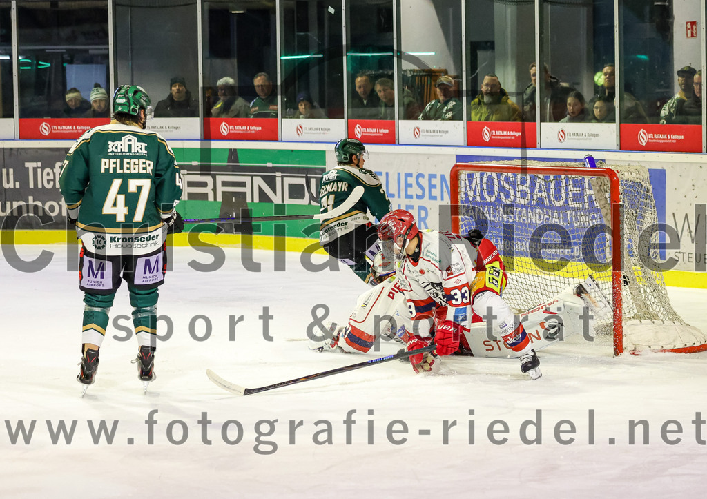 2026-02-20_147_TSV_Erding_gegen_Deggendorfer_SC | Erding, Deutschland, 20.02.2026:Eishockey, Oberliga Süd 2025 / 2026, 49. Spieltag, TSV Erding gegen Deggendorfer SC, Endergebnis: 4:1Marco Pfleger (Erding Gladiators, #47), Erik Modlmayr (Erding Gladiators, #21), Luca Zitterbart (Deggendorfer SC, #33), Torwart Timo Pielmeier (Deggendorfer SC, #51)Foto: Christian Riedel / fotografie-riedel.net