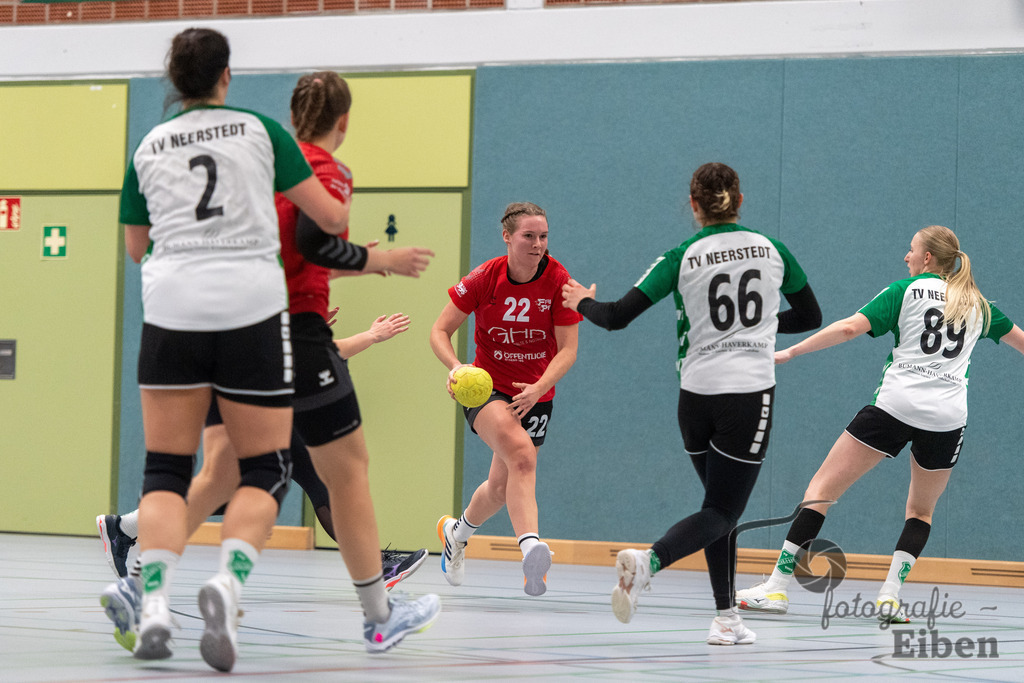 SG FriPe-TV Neerstedt | Oberliga Frauen; SG FriPe (rot)-TV Neerstedt (weiß) am 04.02.2023; in Petersfehn (Sporthalle Im Schulpacken), Photo: Philip Eiben 2023 - Realisiert mit Pictrs.com