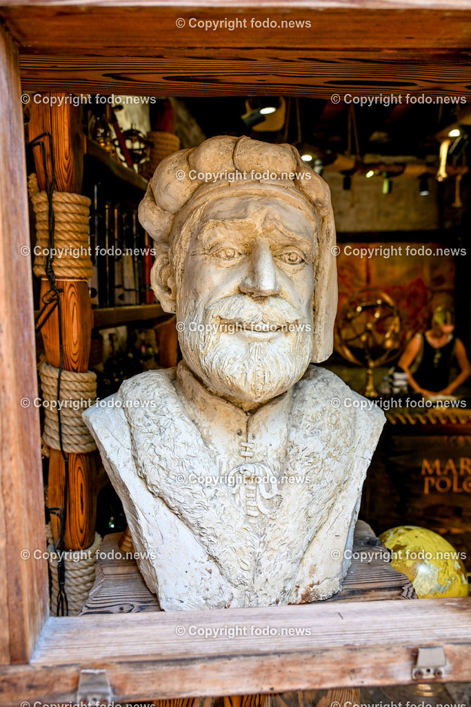 Kroatien_ Korcula_ Insel in Sueddalmatien_ Korcula Stadt_ 13.09.2024-71 | 13.09.2024, Kroatien, HRV, Korcula, Insel in Sueddalmatien, Korcula Stadt im Bild Hafen, Hafenansichten, Boot, Boote, Schiff, Schiffe, Gebauede, Adria, Meer, Stadtansichten, Altstadt, Marco Polo, Museum, Touristen, Souvenier, Restaurant, KonobaKorcula - Schwarzes Korfu - benannt nach den dunklen Kiefernwaeldern, ist eine zu Kroatien gehoerende Insel in der Adria vor der Kueste Sueddalmatiens. Zugleich ist sie Teil des Dinarischen Gebirges. Quelle: Wikipedia