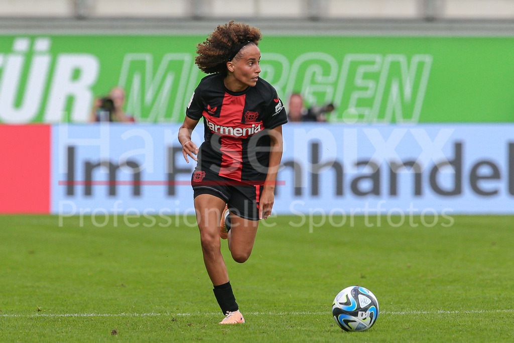 Fussball, Google Pixel Frauen-Bundesliga, VfL Wolfsburg - Bayer 04 Leverkusen | v.li.: Amira Arfaoui (Bayer 04 Leverkusen, 17) Freisteller, Einzelbild, Ganzkörper, Aktion, Action, Spielszene, DIE DFB-RICHTLINIEN UNTERSAGEN JEGLICHE NUTZUNG VON FOTOS ALS SEQUENZBILDER UND/ODER VIDEOÄHNLICHE FOTOSTRECKEN. DFB REGULATIONS PROHIBIT ANY USE OF PHOTOGRAPHS AS IMAGE SEQUENCES AND/OR QUASI-VIDEO.