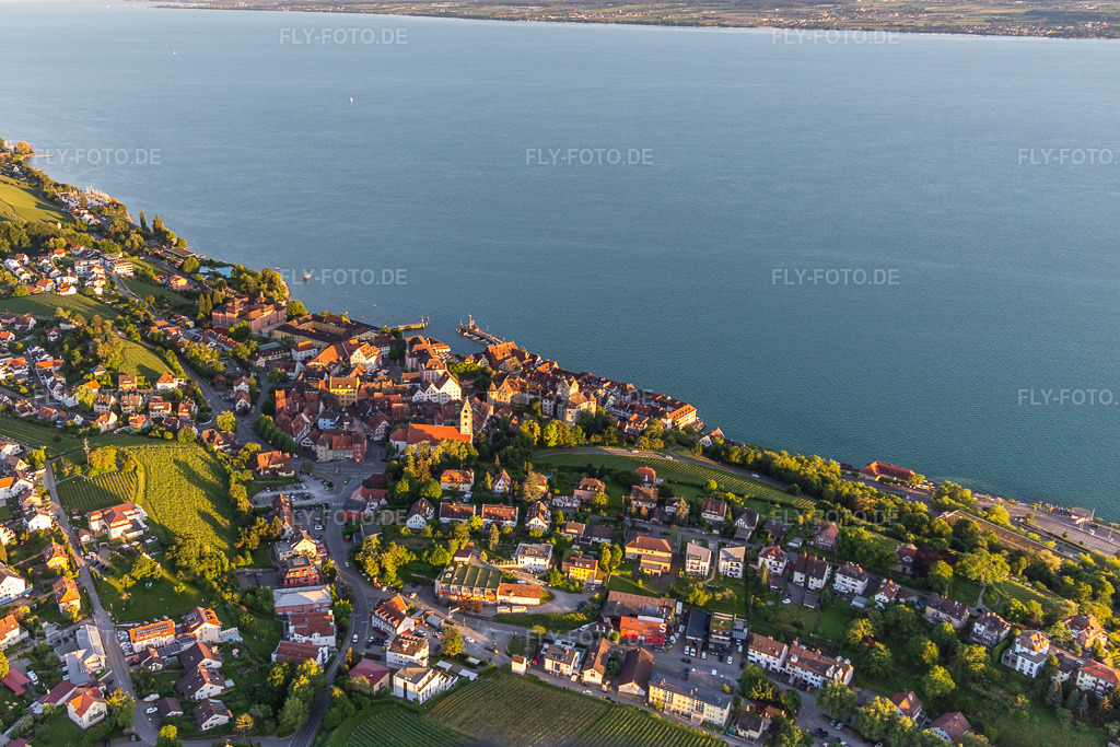 Luftbild:  in Meersburg im Bundesland Baden-Württemberg in Deutschland. Foto: IMG_132139.jpg vom 26.05.2022 durch Werner Riehm/FLY-FOTO.deStadt Meersburg