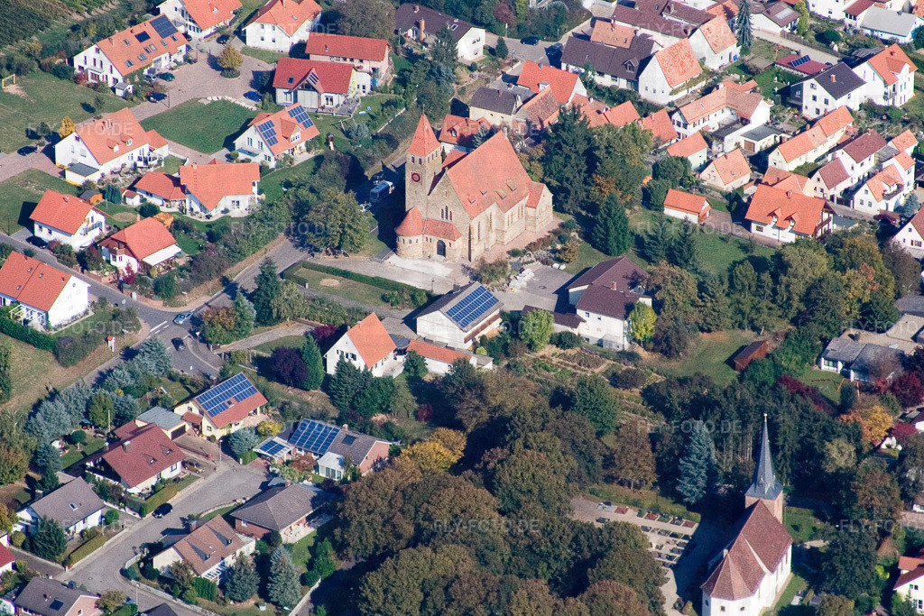 Kirchengebäude im Dorfkern | Luftbild: Kirchengebäude im Dorfkern in Insheim im Bundesland Rheinland-Pfalz in Deutschland. Foto: IMG_8318.jpg vom 06.10.2007 durch Werner Riehm/FLY-FOTO.de - Realisiert mit Pictrs.com