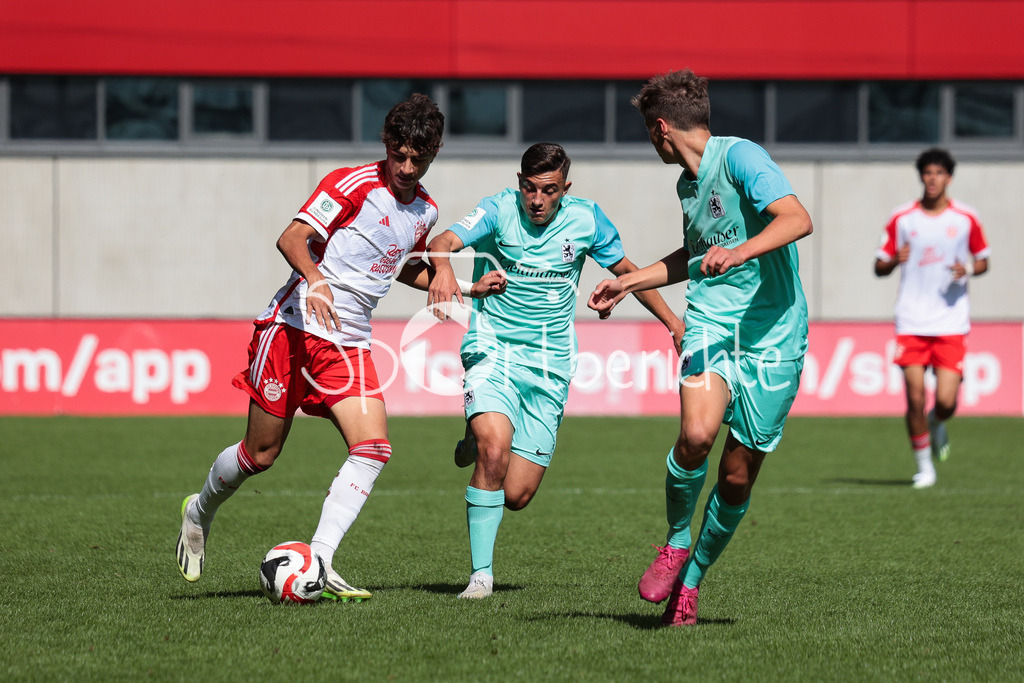 FC Bayern Muenchen U19 - TSV 1860 Muenchen U19 | Adin LICINA (FCB #7) im Duell mit Mike GEVORGYAN (TSV #10)