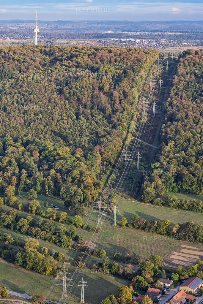 Luftbild: Waldschneisse für Hochspannungstrasse am Strommasten-Trail in Ettlingen im Bundesland Baden-Württemberg in Deutschland. – Foto: IMG_159992.jpg vom 16.10.2026 durch Werner Riehm/FLY-FOTO.de – Auflösung des Originals: 3528 x 5292 px