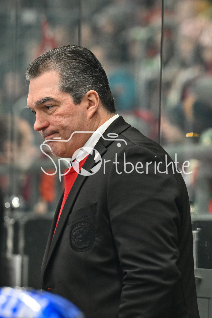 Augsburger Panther - Löwen Frankfurt  | Im Bild Larry MITCHELL Headcoach Augsburger Panther / Freisteller / Einzelfoto / DEL: Augsburger Panther - Loewen Frankfurt, Curt Frenzel Stadion am 12.01.2025