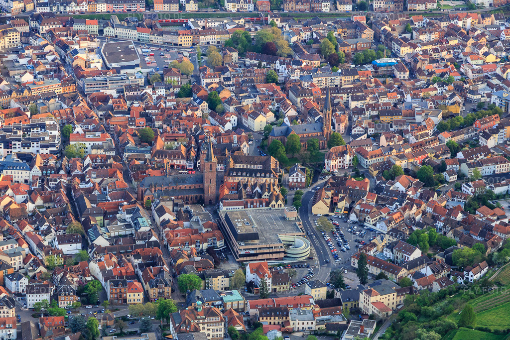 Luftbild: Stiftskirche UL Frau und St. Ägidius in Neustadt an der Weinstraße im Bundesland Rheinland-Pfalz in Deutschland. Foto: IMG_106805.jpg vom 21.04.2018 durch Werner Riehm/FLY-FOTO.de