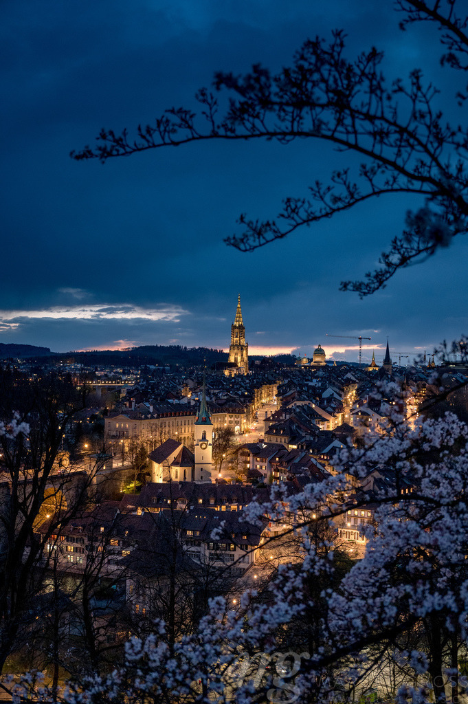 nightfall over the scenic oldcity of Bern, Switzerland | Die ideale Geschenkidee für Naturliebhaber. Naturbilder von Marcel Gross Photography für ihr Zuhause in den verschiedensten Formaten und Materialien. - Realisiert mit Pictrs.com