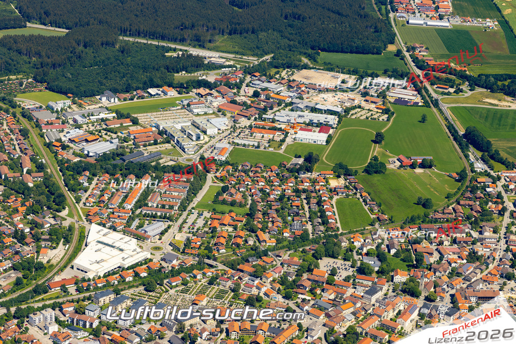 Aktuelles Luftbild von Gewerbegebiet Holzkirchen - Die Luftaufnahme wurde 2022 mittels UL-Flugzeug erstellt ( keine Drohne ) - hochauflösende Kamera-Systeme von  Canon -Beste Qualität - Für grossformatige Ausdrucke geeignet. Die Geschenkidee !