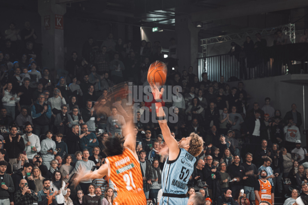 Basketball | Männer | Saison 2025/2026 | easyCredit Basketball Bundesliga | Veolia Towers Hamburg vs. Ratiopharm Ulm | 18.01.2026 | Tip Off v.l. Alec Anigbata (#21, Ratiopharm Ulm) gegen Zacharie Perrin (#52, Veolia Towers Hamburg)