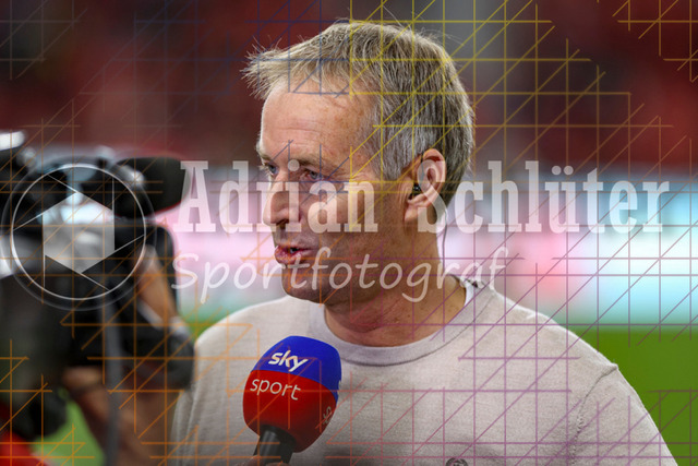 Bayer 04 Leverkusen vs Eintracht Frankfurt - Bundesliga  | Leverkusen, Deutschland, 12.09.25:   Trainer Kasper Hjulmand (Bayer 04 Leverkusen) im Interview waehrend des Spiels der Bundesliga zwischen  Bayer 04 Leverkusen vs Eintracht Frankfurt in der BayArena(Foto von Brauer-Fotoagentur / Adrian Schlueter)