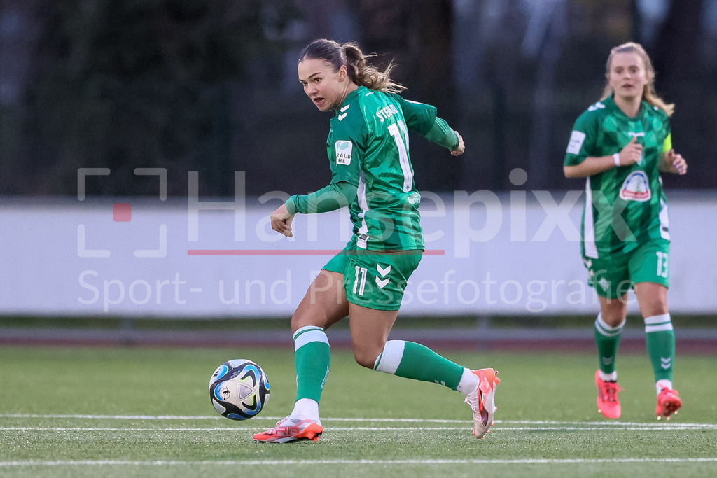 Fussball, Testspiel Frauen, DSC Arminia Bielefeld - SV Werder Bremen | v.li.: Maja Sternad (SV Werder Bremen, 11) am Ball, Einzelbild, Ganzkörper, Aktion, Action, Spielszene