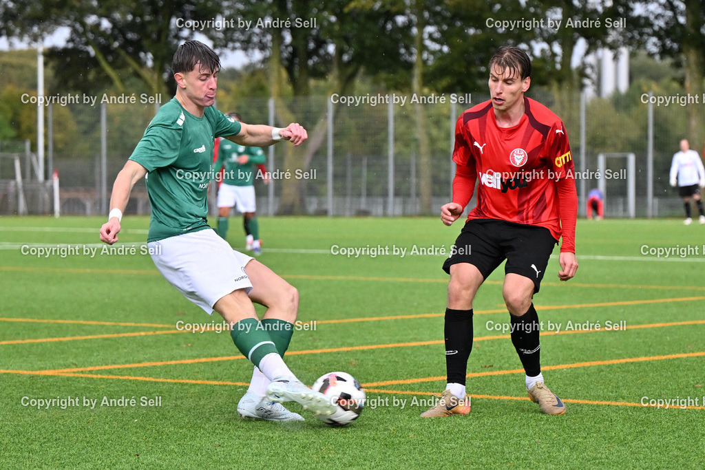 FC Kilia Kiel vs VfB Lübeck II - U21 | Jannis Voß (Kilia #6) vs Timm Steiner (Lübeck #24) / Fußball-Oberliga Männer 2026/2027 / FC Kilia Kiel vs VfB Lübeck II - U21 / Kilia Sportplatz / Kiel / 10.10.26 - Realisiert mit Pictrs.com