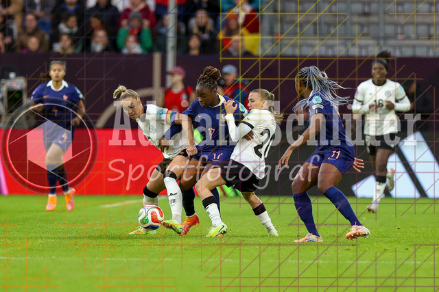 Deutschland vs Frankreich - Halbfinale - UEFA Women's Nations League | Düsseldorf, Deutschland, 24.10.25:   Giulia Gwinn ( Deutschland ), Sandy Baltimore ( Frankreich ) und Elisa Senß ( Deutschland ) im Kampf um den Ball waehrend des Halbfinals der UEFA Women's Nations League zwischen Deutschland vs Frankreich in der Merkur-Spiel-Arena(Foto von Brauer-Fotoagentur / Adrian Schlueter)