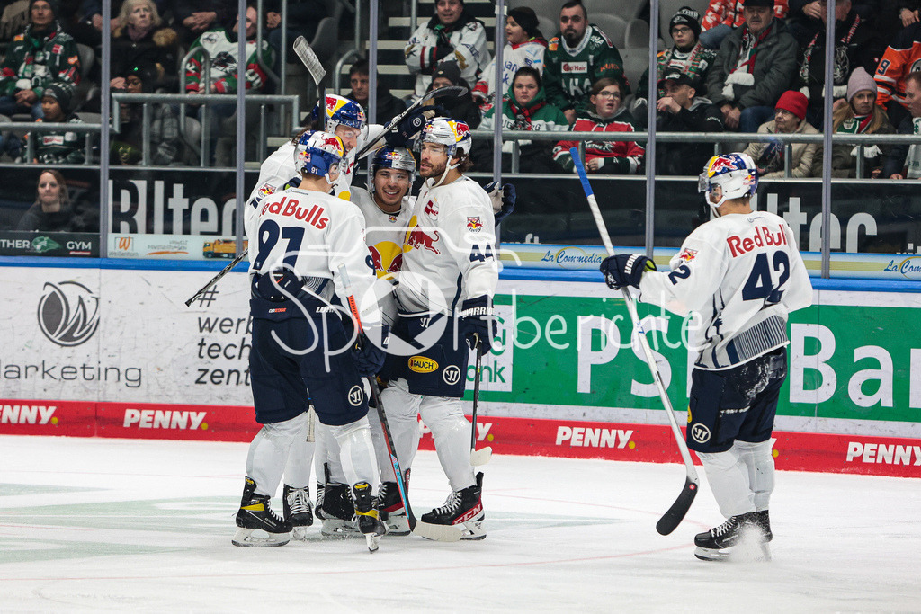 Augsburger Panther - EHC Red Bull Muenchen | Erneut jubelt Muenchen / Der Treffer zum 0-2 durch Zachary REDMOND (RBM #44)