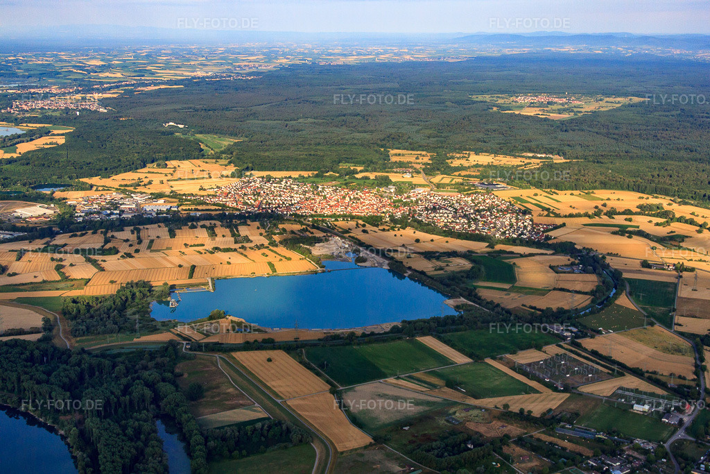 Luftbild: Bagersee Willersinn vor der Stadt aus Osten in Hagenbach im Bundesland Rheinland-Pfalz in Deutschland. Foto: IMG_69799.jpg vom 06.07.2014 durch Werner Riehm/FLY-FOTO.de