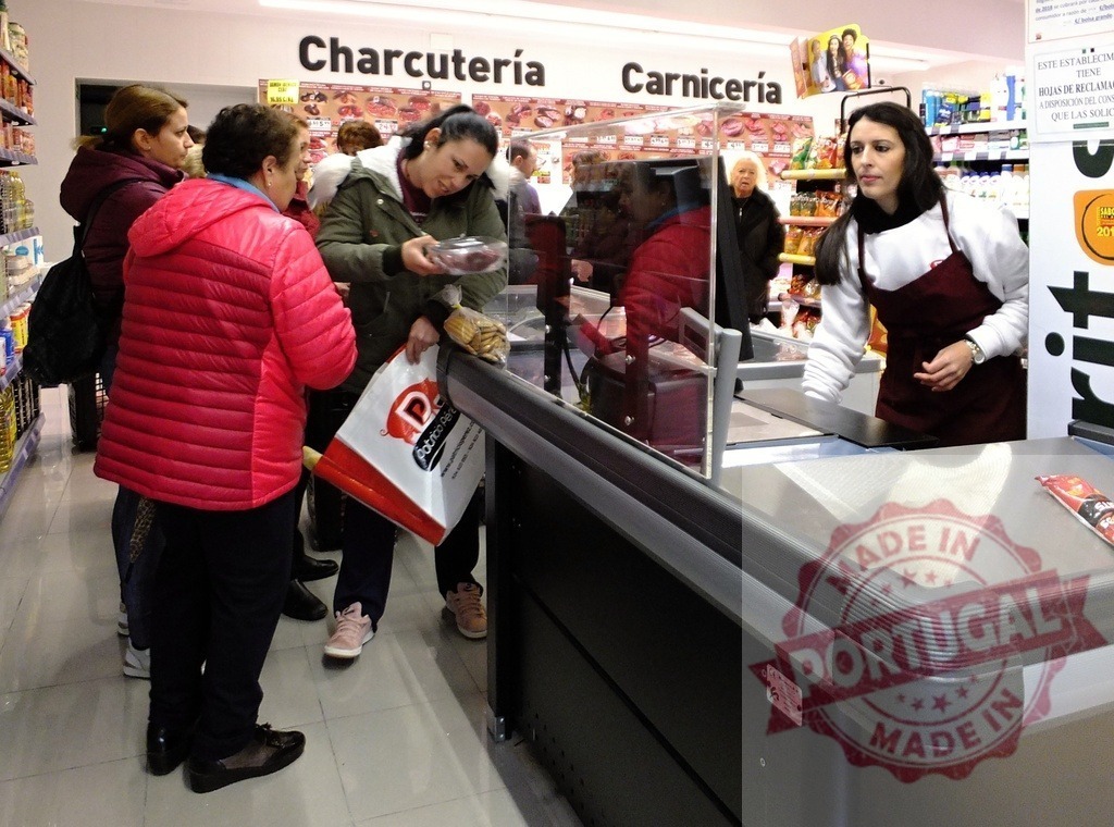 Customers buying products at supermarket checkout registering | Customers paying for groceries at a checkout counter in a busy supermarket - Realized with Pictrs.com