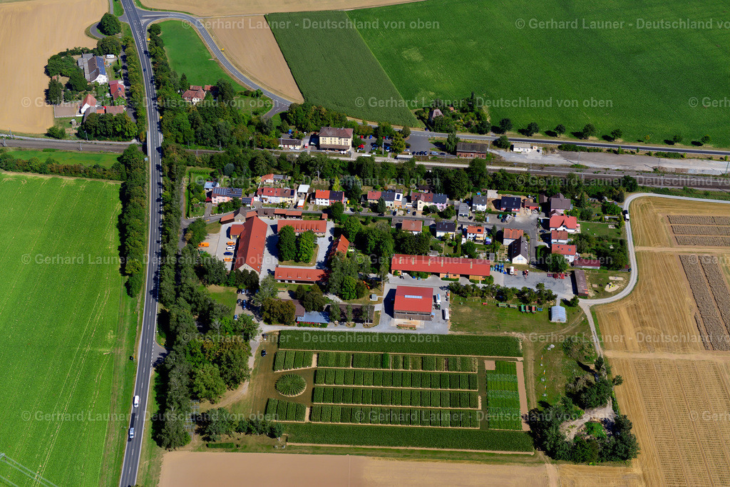 3650303 | SELIGENSTADT B.WüRZBURG 31.08.2016 Gehöft und Bauernhof- Nebengebäude am Rand von landwirtschaftlich genutzten Feldern  in Seligenstadt b.Würzburg im Bundesland Bayern, Deutschland // Homestead and farm outbuildings on the edge of agricultural fields  in Seligenstadt b.Würzburg in the state Bavaria, Germany Foto: Gerhard Launer