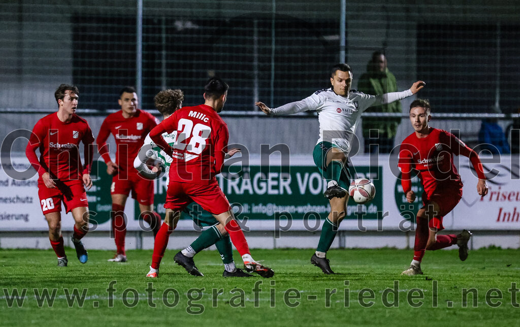2024-03-28_076_FC_Schwaig_gegen_VfB_Forstinning | Oberding, Deutschland, 28.03.2024:
Fußball, Landesliga Südost 2023 / 2024, 27. Spieltag, FC Schwaig gegen VfB Forstinning, Endergebnis: 2:1

Joshua Steindorf (FC Schwaig, #33), Matija Milic (VfB Forstinning, #28), Vincent Sommer (FC Schwaig, #10)

Foto: Christian Riedel / fotografie-riedel.net