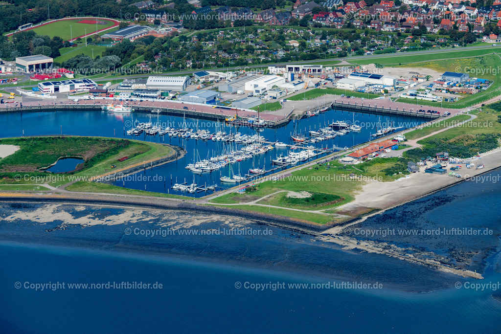 Norderney_Segelhafen_ELS_5916050923 | NORDERNEY 05.09.2023 Yachthafen mit Sportboot- Anlegestellen und Bootsliegeplätzen am Uferbereich in Norderney im Bundesland Niedersachsen, Deutschland. // Pleasure boat marina with docks and moorings on the shore area in Norderney in the state Lower Saxony, Germany. Foto: Martin Elsen