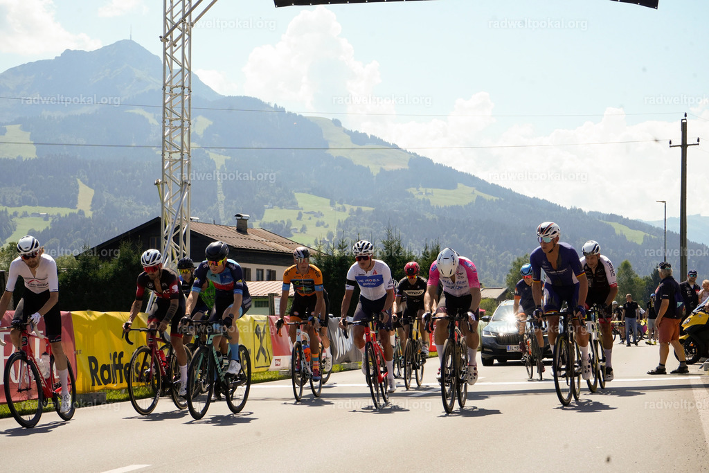 209_20230817_Bewerb_Maenner_Muehlanger | AUT - OESTERREICH, 2023-08-16: SPORT RENNRAD-FAHREN - 55. INTERNATIONALER RADWELTPOKAL IN ST. JOHANN IN TIROL  - Vintage-Radrennen mit WM-Bronze-Medaillen-Siegerin Christina Schweinberger, den Teilnehmer und Alexander Baumann (vom Orginastions-Team) - TAG 2 BEWERB MAENNER IN SECHS GRUPPEN  ; Foto: Roland Muehlanger