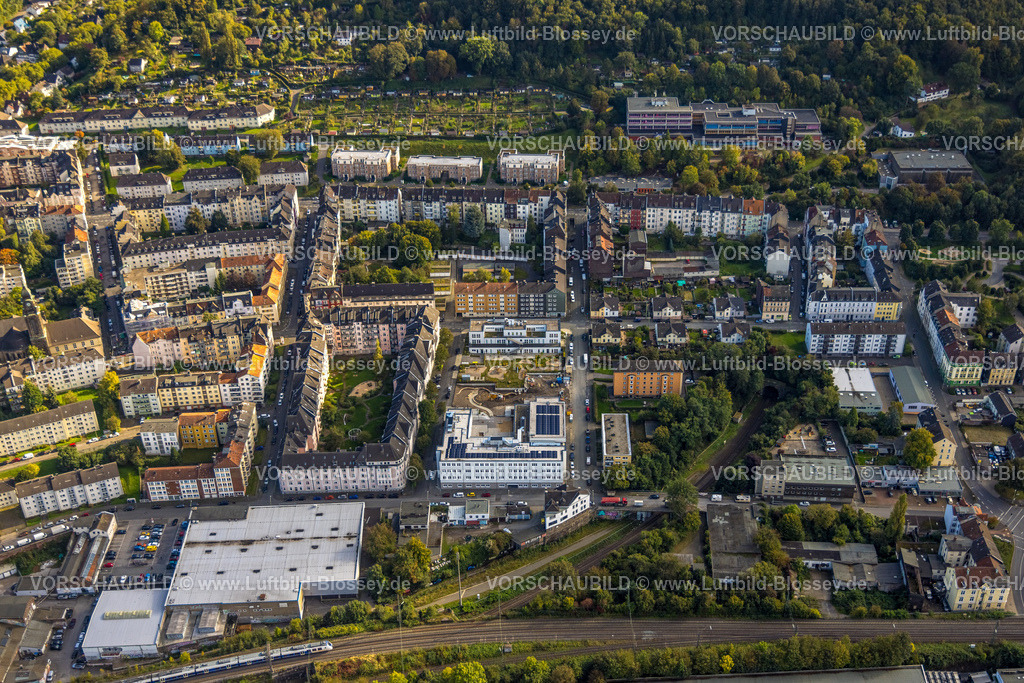 Hagen241005170 | Luftbild, Wohnsiedlung und Spielplatz Neugestaltung mit Baustelle zwischen Grundschule Wehringhausen und städt. Kita Kindergarten Lange Straße, Wehringhausen, Hagen, Ruhrgebiet, Nordrhein-Westfalen, Deutschland