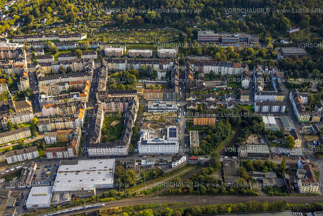 Hagen241005170 | Luftbild, Wohnsiedlung und Spielplatz Neugestaltung mit Baustelle zwischen Grundschule Wehringhausen und städt. Kita Kindergarten Lange Straße, Wehringhausen, Hagen, Ruhrgebiet, Nordrhein-Westfalen, Deutschland