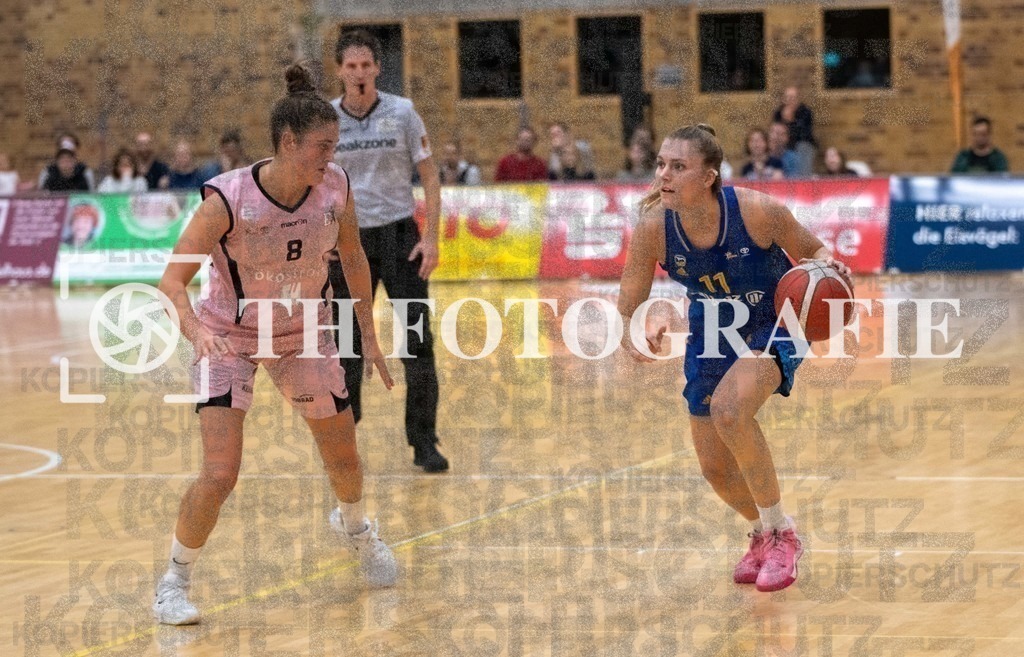 GER, Eisvoegel USC Freiburg - Alba Berlin, Basketball, Toyota Damen Basketball Bundesliga, 6. Spieltag, Saison 2022/2023, 12.11.2022 | Am Ball Nina Rosemeyer (Alba Berlin Frauen, #11), links daneben Luisa Nufer (USC Eisvoegel Freiburg, #08)

GER, Eisvoegel USC Freiburg - Alba Berlin, Basketball, Toyota Damen Basketball Bundesliga, 6. Spieltag, Saison 2022/2023, 12.11.2022

Foto: THF Sport/Thomas Heß