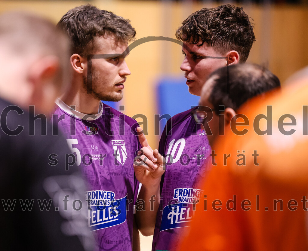 2024-11-24_058_SpVgg_Altenerding_gegen_ASV_Dachau | Erding, Deutschland, 24.11.2024:Handball, Bezirksoberliga Männer 2024 / 2025, 8. Spieltag, SpVgg Altenerding gegen ASV Dachau, Endergebnis: 30:23Ferdinand Menzel (SpVgg Altenerding, #75), Tim Steininger (SpVgg Altenerding, #10)Foto: Christian Riedel / fotografie-riedel.net
