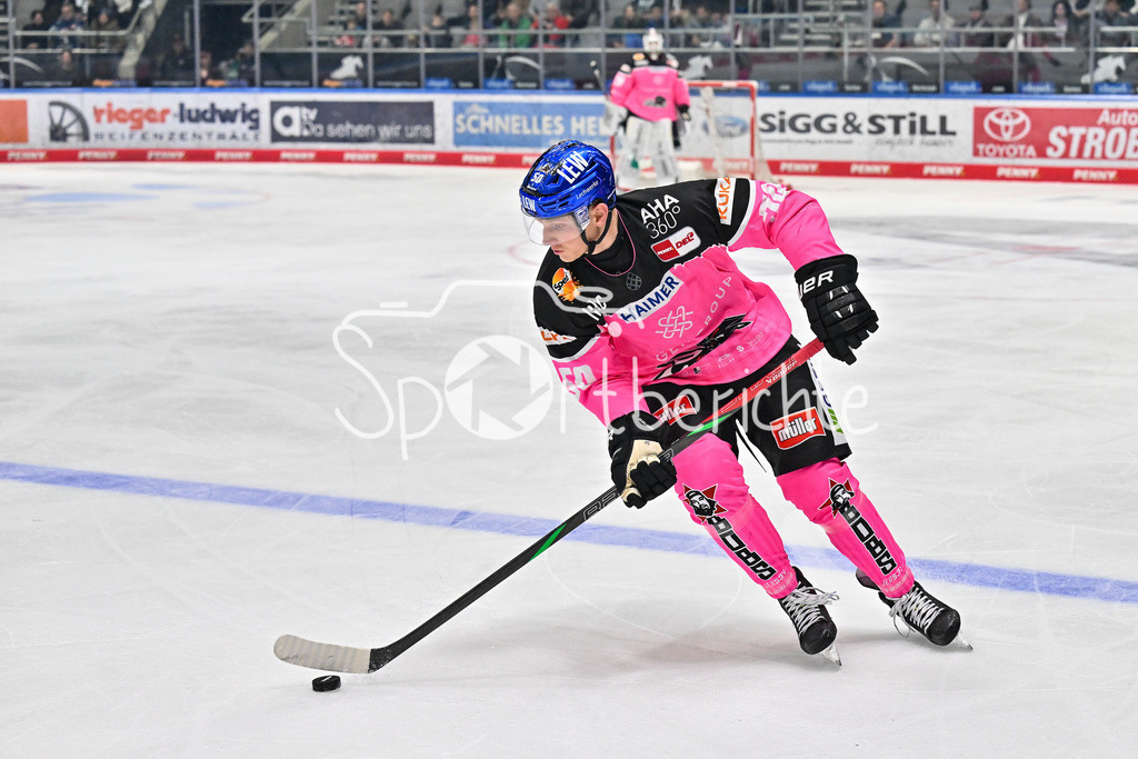 Augsburger Panther - Straubing Tigers | am PUck Alexander OBLINGER (Augsburger Panther #50) / Freisteller / Einzelfoto / DEL: Augsburger Panther - Straubing Tigers, Curt Frenzel Stadiom am 20.10.2024