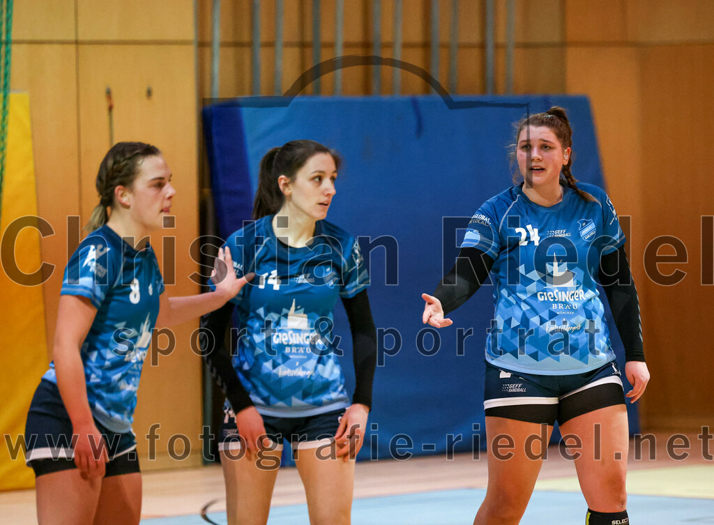2023-01-21_057_SpVgg_Altenerding_gegen_TSV_Karlsfeld | Erding, Deutschland, 21.01.2023:
Handball, Bezirksoberliga Frauen Altbayern 2022 / 2023, 8. Spieltag, SpVgg Altenerding gegen TSV Karlsfeld, Endergebnis: 28:24

Lena Schmid (TSV Eintracht Karlsfeld, #8), Laura Weiss (TSV Eintracht Karlsfeld, #14), Janine Klapproth (TSV Eintracht Karlsfeld, #24)

Foto: Christian Riedel / fotografie-riedel.net