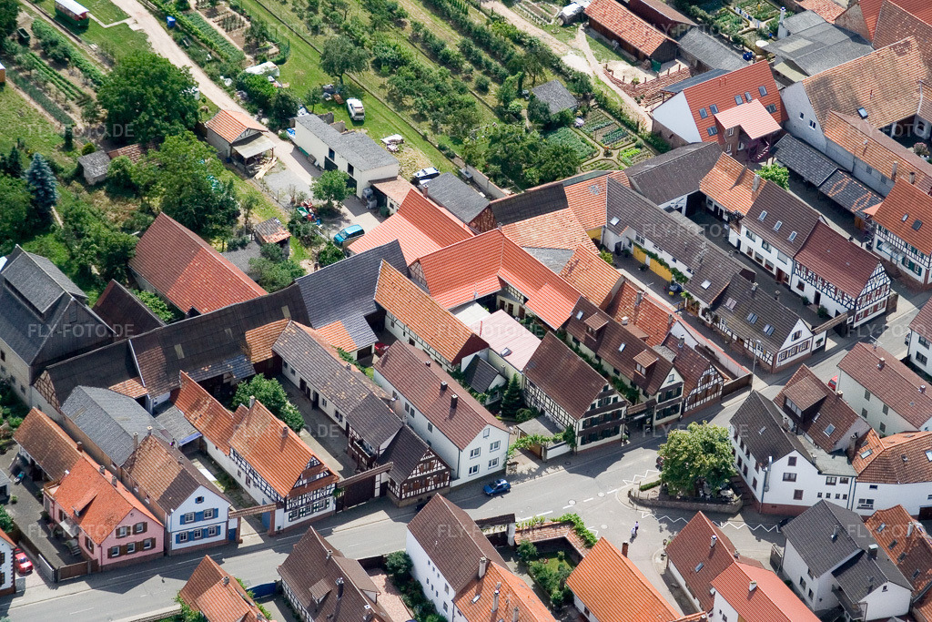 Luftbild: Hauptstraße x Raiffeisenstraße von Norden in Winden im Bundesland Rheinland-Pfalz in Deutschland. Foto: IMG_11165.jpg vom 14.06.2008 durch Werner Riehm/FLY-FOTO.de