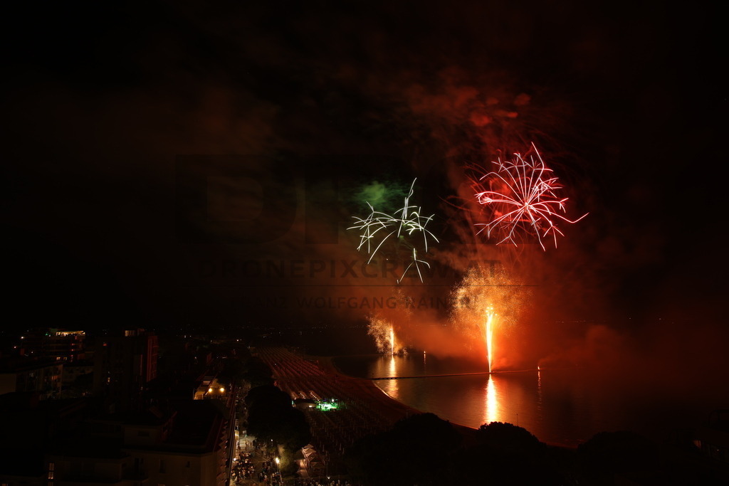 Ferragosto Fireworks in Grado, Italy | GRADO, ITALY, 15.AUG.26 - FIREWORKS - Ferragosto fireworks over the Adriatic Sea in Grado, Italy. Colorful fireworks light up the night sky above the beach, coastline and waterfront during the traditional summer celebration. - Realisiert mit Pictrs.com