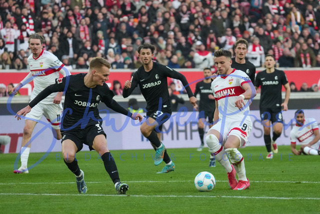 180124Ho_VfB_SCF761A | Ermedin Demirovic (VfB Stuttgart) versucht sein Glueck, Philipp Lienhart (SC Freiburg) schmeisst sich in den Ball VfB Stuttgart - SC FreiburgBundesliga, Spieltag 18, Saison 2024_25, Derby, VfB Stuttgart - SC Freiburg Deutschland, Stuttgart, MHP Arena, 18.01.2025(DFL DFB REGULATIONS PROHIBIT ANY USE OF PHOTOGRAPHS as IAMGE SEQUENCES and or QUASI-VIDEO).