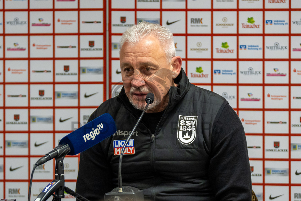 SG Sonnenhof Grossaspach vs. SSV Ulm 1846 Fussball, Fussball, WFV-Pokal, Viertelfinale, 01.04.2026 | Pavel Dotchev (Trainer SSV Ulm 1846 Fussball) bei der Pressekonferenz nach der Niederlage,SG Sonnenhof Grossaspach vs. SSV Ulm 1846 Fussball, Fussball, WFV-Pokal, Viertelfinale, 01.04.2026