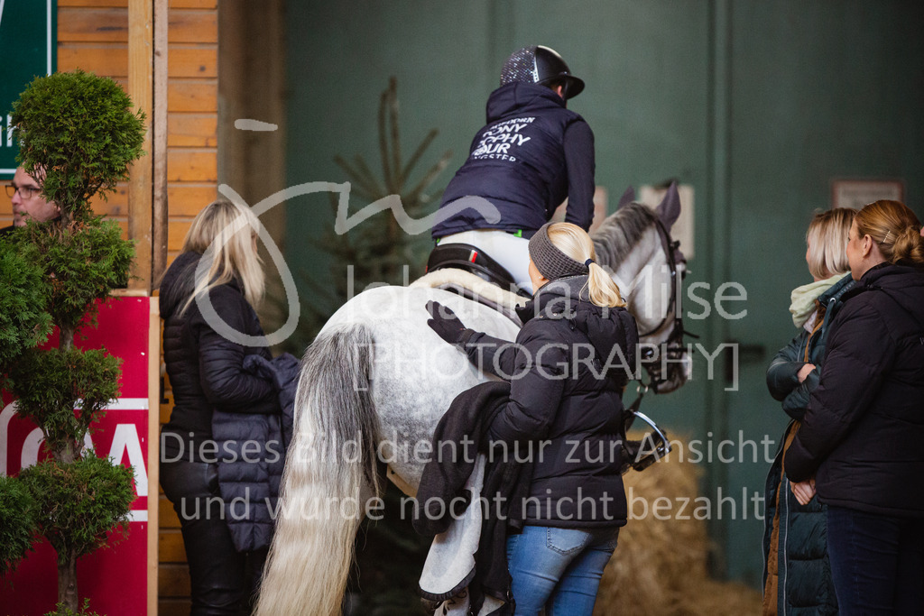 221127_Winterfestival_L-Spr_HPTTY-259 | Deine schönsten Turniermomente als professionelle Fotos! Entdecke hochwertige Pferdesport-Fotografie im Online-Shop. Jetzt Fotos finden & bestellen!