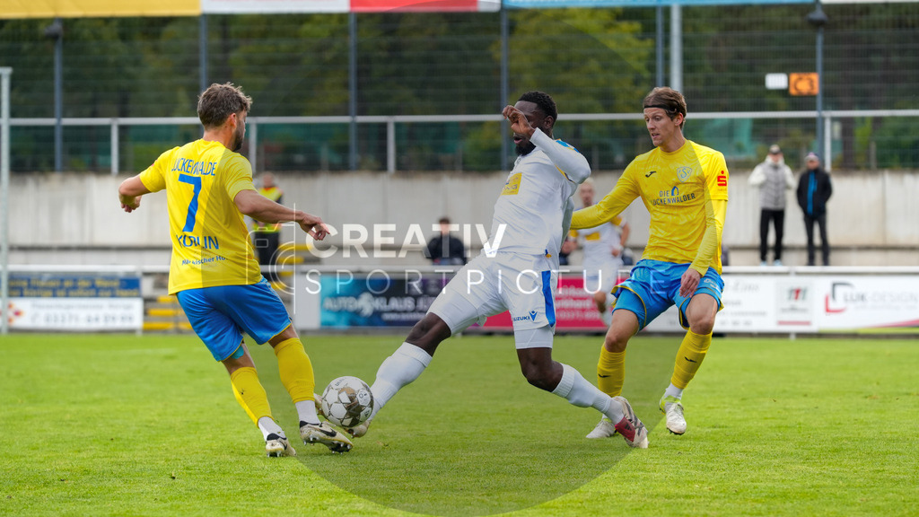 Fußball, Herren, Saison 2025/2026, Regionalliga Nordost, 11. Spieltag, FSV 63 Luckenwalde vs. FC Carl-Zeiss Jena, Samstag 05.10.2025, Werner-Seelenbinder-Stadion Luckenwalde, | Fußball, Herren, Saison 2025/2026, Regionalliga Nordost, 11. Spieltag, FSV 63 Luckenwalde vs. FC Carl-Zeiss Jena, Samstag 05.10.2025, Werner-Seelenbinder-Stadion Luckenwalde, Im Bild: v.l. Clemens Koplin (Luckenwalde), Malik Talabidi (Jena) und Phillip König (Luckenwalde) - Realisiert mit Pictrs.com